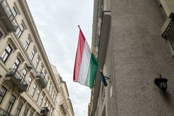 Nemzeti lobogót kaptak a belvárosi társasházak